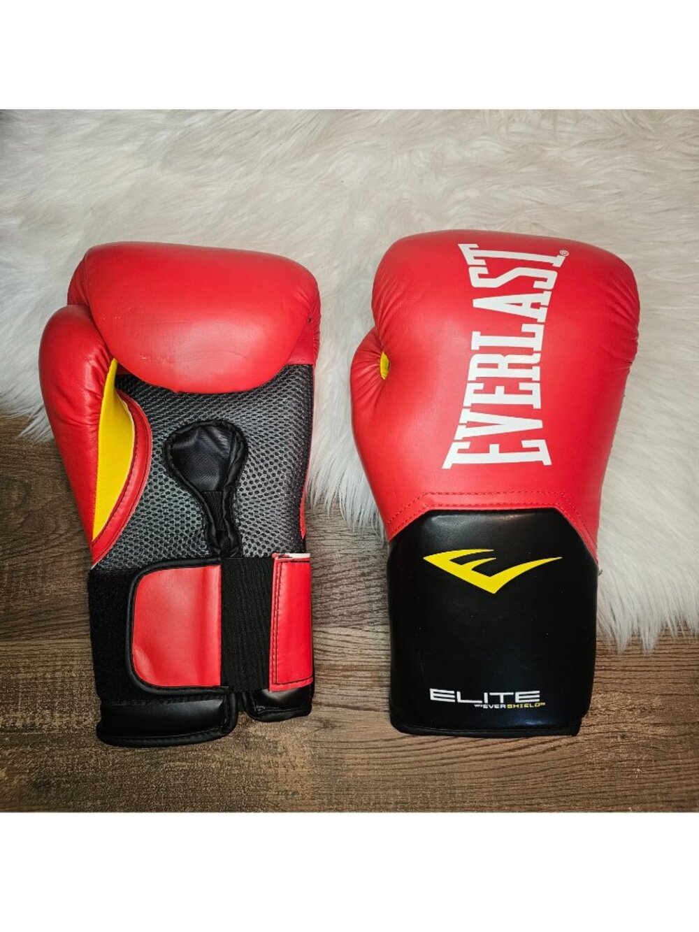 NWOT! Everlast Pro Style Elite Workout Training Boxing Gloves, 14oz, Red & Black